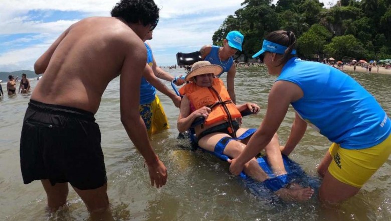 Prefeitura de Paranaguá e Governo do Estado promovem inclusão na Ilha do Mel com cadeiras anfíbias