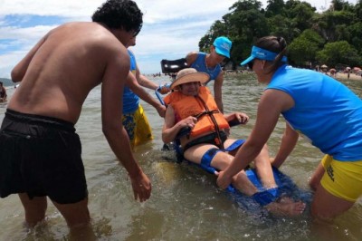 Prefeitura de Paranaguá e Governo do Estado promovem inclusão na Ilha do Mel com cadeiras anfíbias