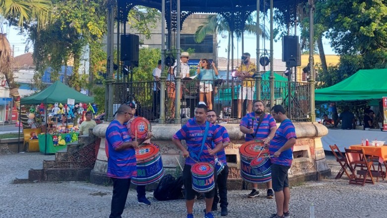 Samba e marchinhas animam o Centro de Paranaguá