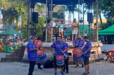 Samba e marchinhas animam o Centro de Paranaguá