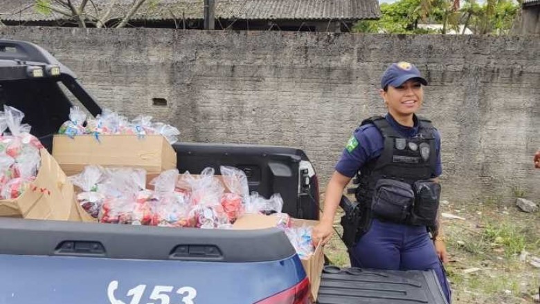 GCM celebra o Natal com entrega de doces para crianças carentes em Paranaguá