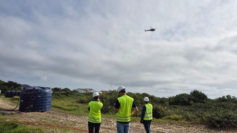 Paranaguá Saneamento realiza operação com transporte aéreo de reservatórios para reforçar abastecimento de água na Ilha do Mel