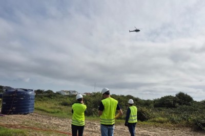 Paranaguá Saneamento realiza operação com transporte aéreo de reservatórios para reforçar abastecimento de água na Ilha do Mel