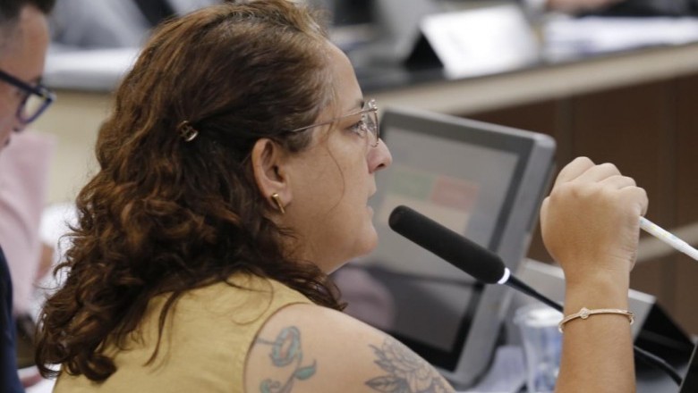 Vereadora Tenile Xavier apresenta requerimento que cobra divulga&ccedil;&atilde;o acess&iacute;vel da fila de espera do SUS em Paranagu&aacute;