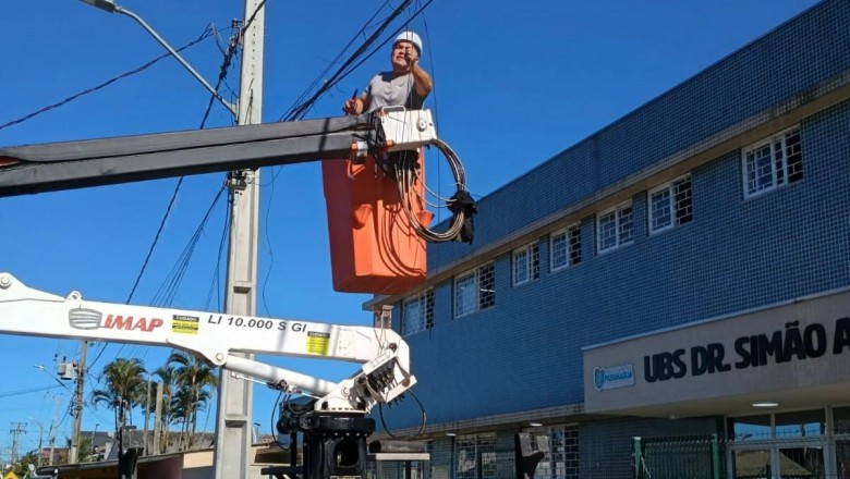 Prefeitura de Paranaguá intensifica retirada de fios soltos em postes para melhorar segurança e visual urbano