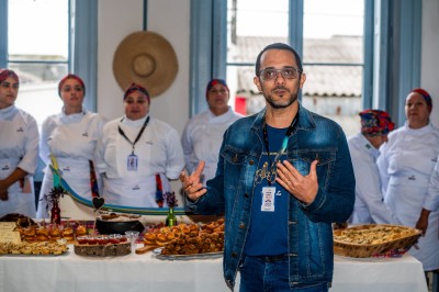 Curso de Auxiliar de Cozinha do Senac, com apoio da Prefeitura de Paranaguá, é concluído com degustação de petiscos caiçaras