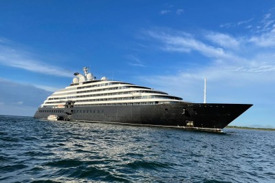 Navio ‘Scenic Eclipse’ retorna a Paranaguá e volta a fundear na Ilha do Mel